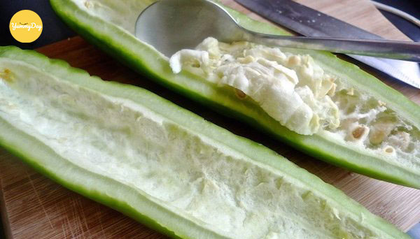 Lấy phần ruột của khổ qua ra