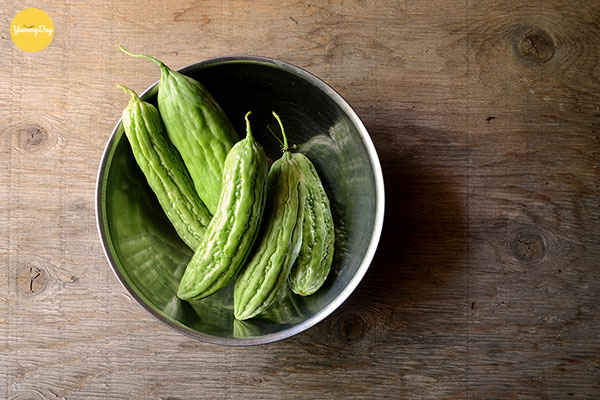 Lựa chọn những trái khổ qua tươi ngon