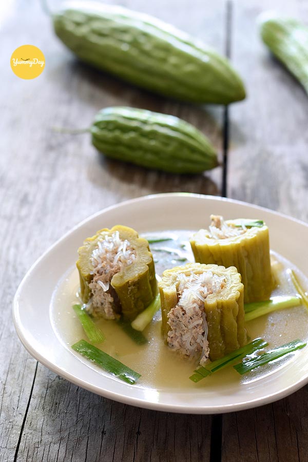 Tiến hành làm canh khổ qua nhồi thịt ngay thôi!