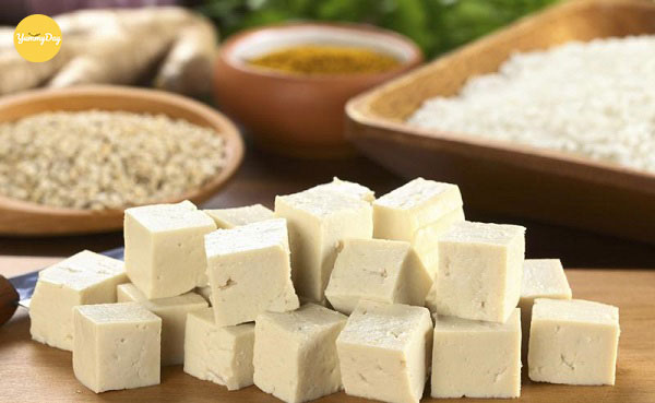 Cắt đậu phụ non thành khối