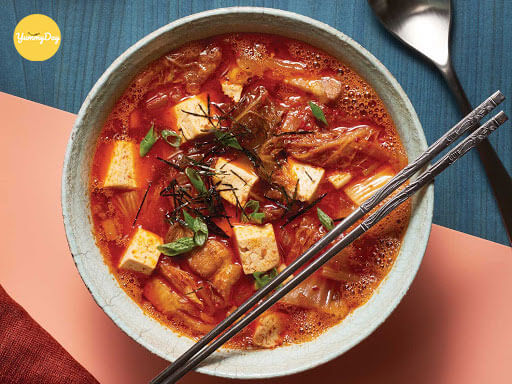 Canh kim chi thịt bò nấu thêm ngọt với vị của bí 