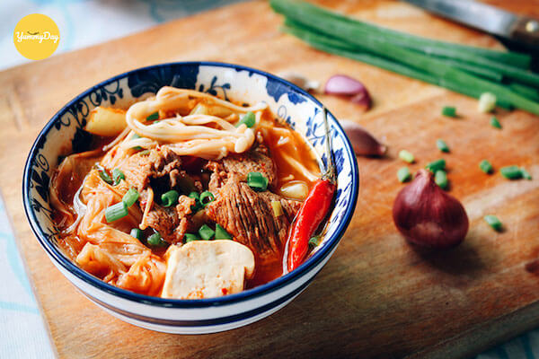 Canh kim chi thịt bò kèm thêm nấm kim châm ăn đã miệng