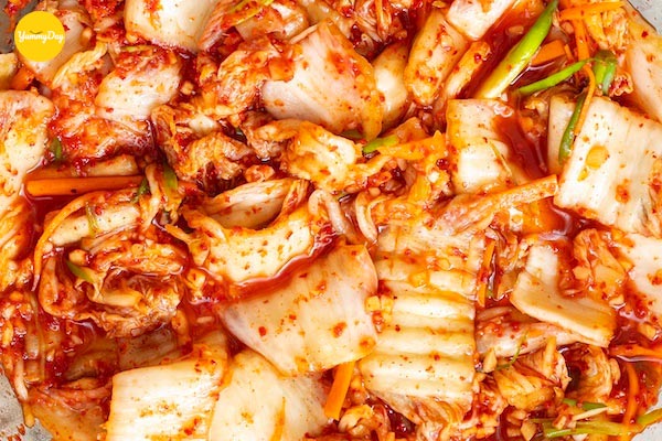Cắt kim chi thành những miếng vừa ăn