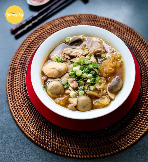 Nấm rơm nấu canh thịt gà