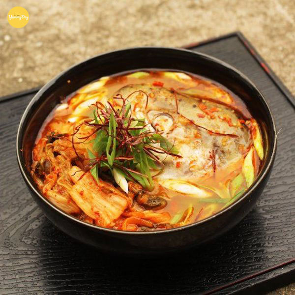 Thành phẩm món canh đầu cá hồi nấu kim chi thơm ngon