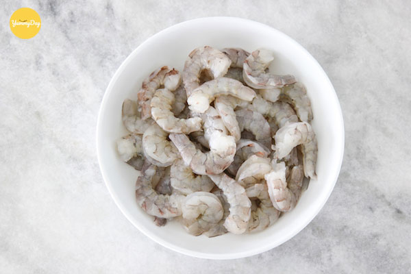Chuẩn bị khoảng 200gr tôm tươi