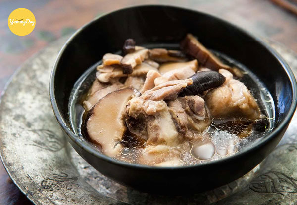 Nấm bào ngư nấu canh sườn ngọt thanh