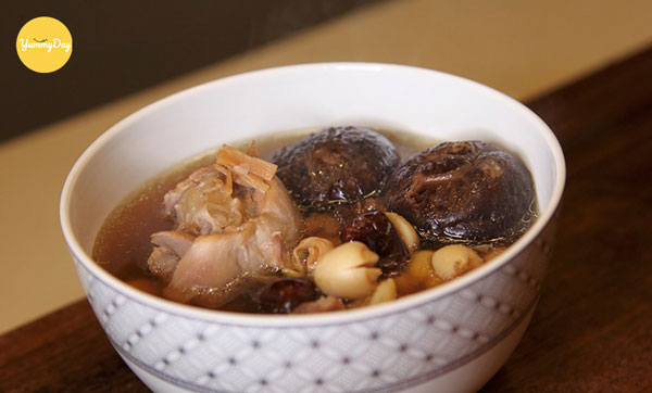 Canh hạt sen nấm hương thơm ngon