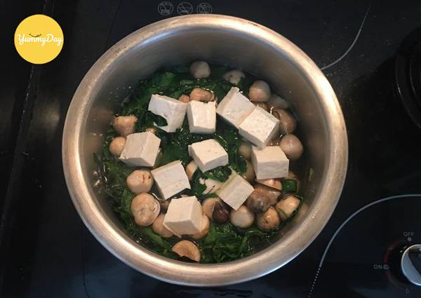 Nồi canh nấm rơm đậu hũ thơm phức