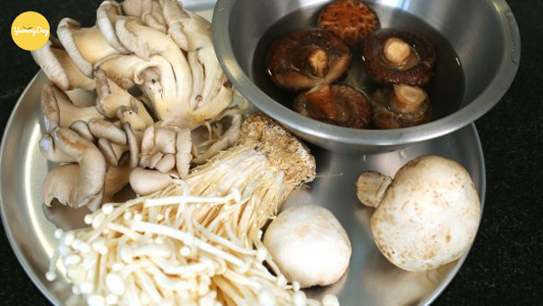 Chuẩn bị các loại nấm ưa thích để nấu canh