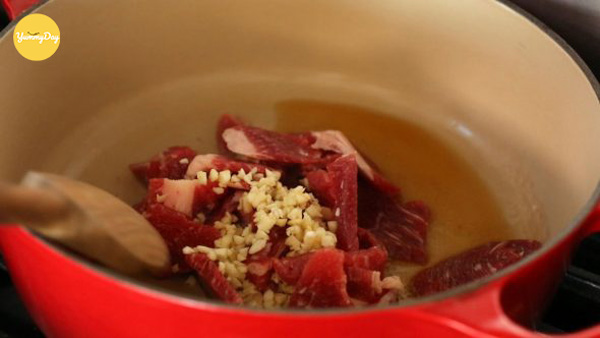 Ướp thịt bò với gia vị
