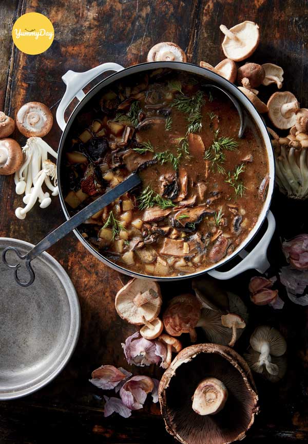 Thưởng thức canh nấm thập cẩm chay