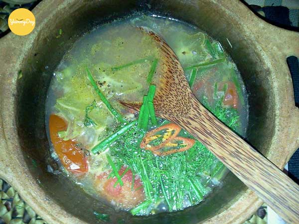 Cần thêm thì là  mới đủ vị cho món canh nhé!