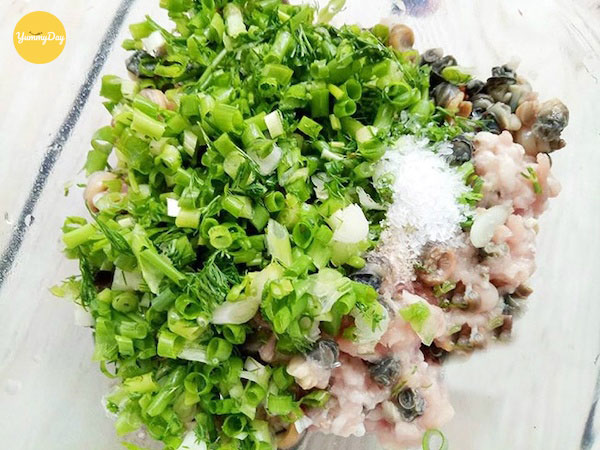 Trộn thịt ốc cùng các nguyên liệu khác