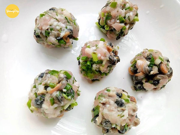 Viên thịt thành những viên vừa ăn
