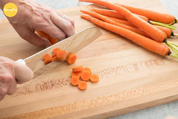 Cà rốt cắt miếng vừa ăn