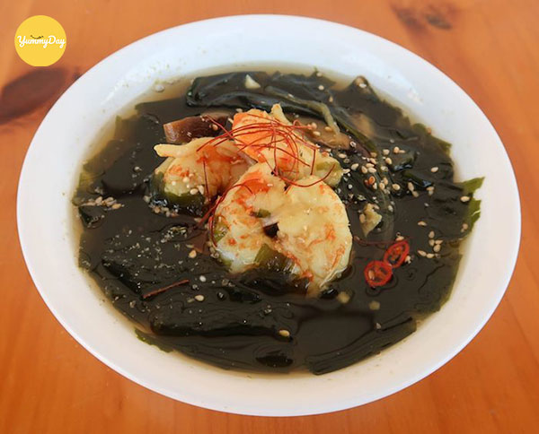 Món canh rong biển nấu tôm vô cùng hấp dẫn