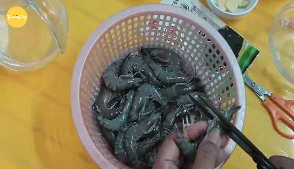 Sơ chế tôm sạch sẽ