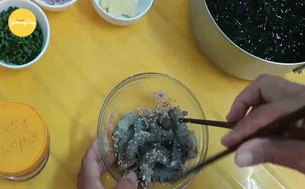 Ướp tôm cho gia vị thêm đậm đà