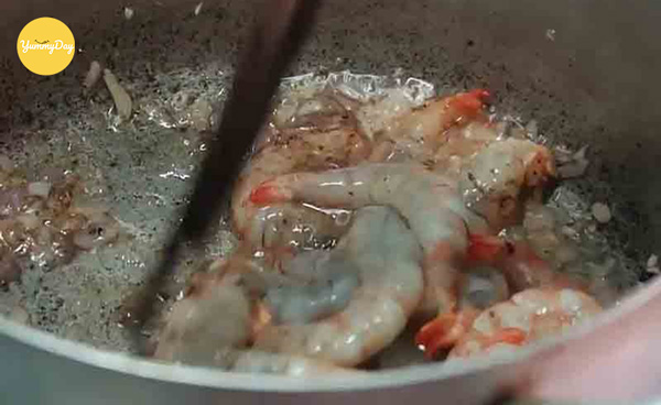 Cho tôm vào xào trước