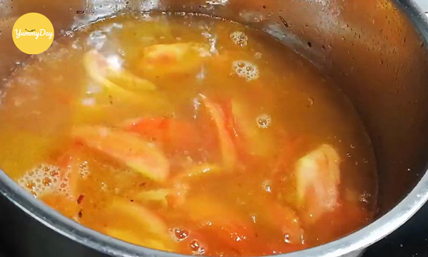 Cho nước vào và nấu tiếp