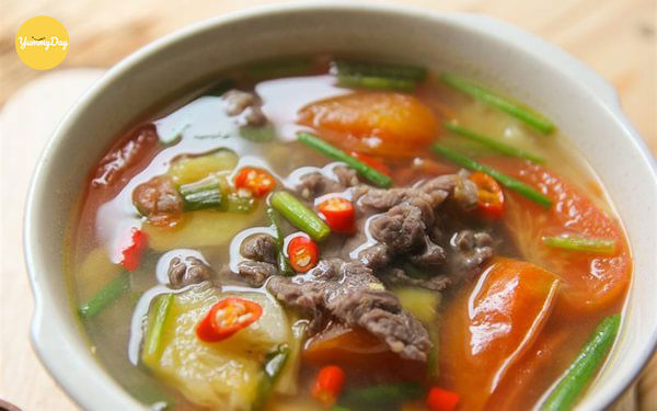 Hoàn thành món canh thịt bò nấu với dứa và cà chua