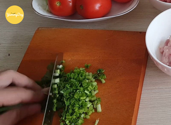 Hành lá thái sợi để trang trí