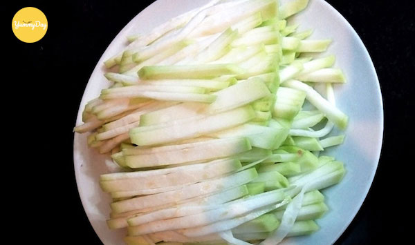 Cắt bầu thành những sợi vừa ăn