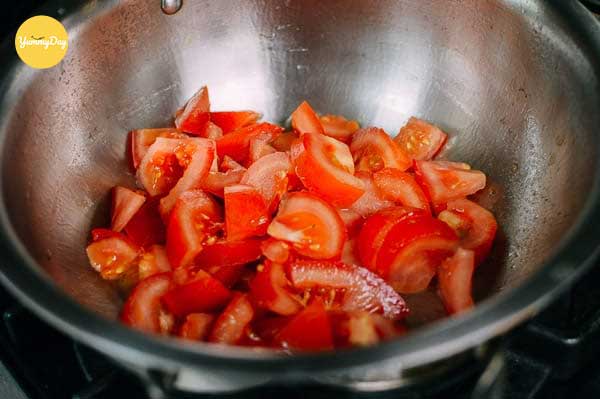 Xào cà chua với hành và tỏi phi