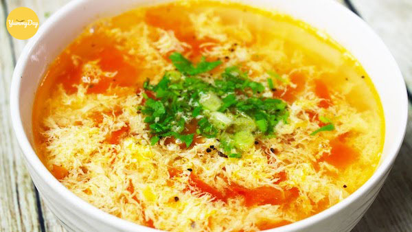 Cho hành lá và ngò rí lên trên để tăng hương vị và màu sắc.