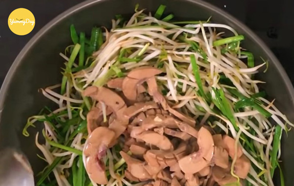 Tiến hành xào cật heo với giá hẹ