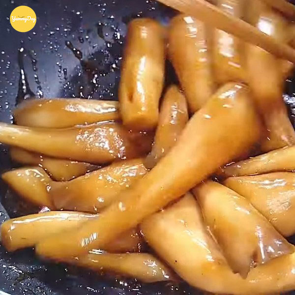 Xào nấm thật đều