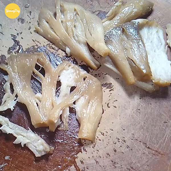 Xé nấm thật nhỏ