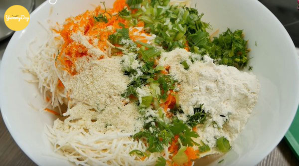 Trộn đều nguyên liệu làm chả