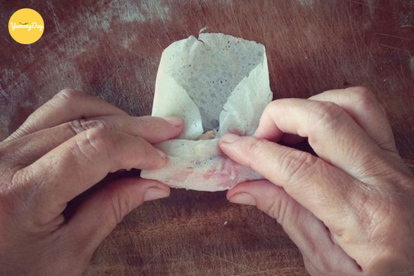 Bắt đầu tiến hành cuốn chả giò