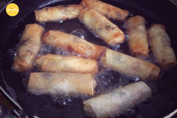 Chiên chả giò thật vàng giòn nào