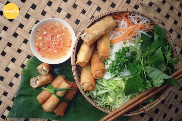 Chả giò ăn kèm bún là số dách