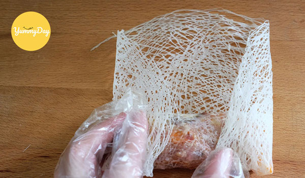 Gập 2 đầu bánh để cố định