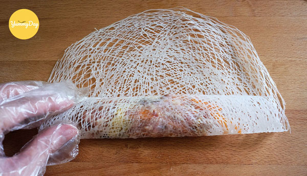 Cuộn 1 vòng bánh tráng quanh nhân bánh