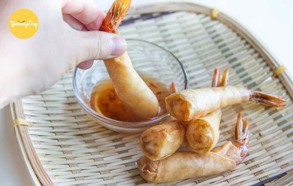 Chấm chả giò với nước chấm thần thánh