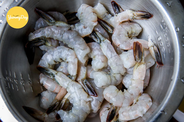 Sơ chế tôm sạch sẽ