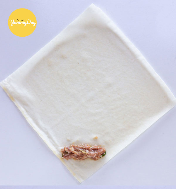Đặt nhân lên phần bánh đã thấm nước