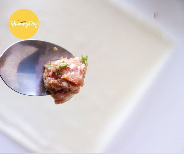 Tiến hành cuốn chả giò