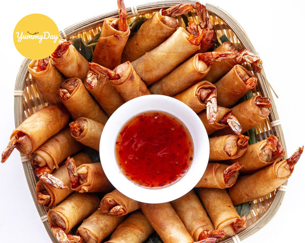 Thành phẩm với chén nước chấm thần thánh đã sẵn sàng được thưởng thức