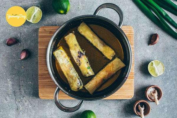 Chiên chả giò trái cây ngập dầu