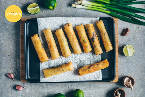 Vớt ra đĩa để cho ráo dầu