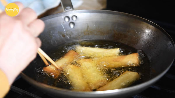 Chiên chả giò thật giòn!