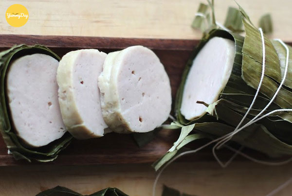 Chả lụa món ăn không thể thiếu trong món ăn này