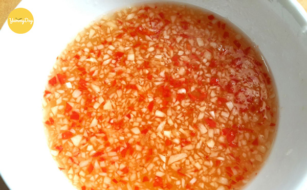 Pha chén nước sốt