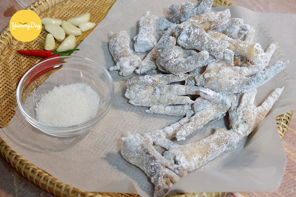 Phủ một lớp bột mỏng lên chân gà